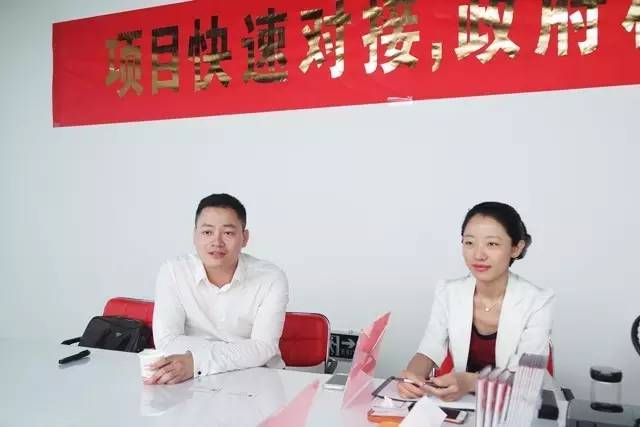 東方龍商務(wù)舉行新能源電池包投資選址項(xiàng)目的政府對(duì)接會(huì),參會(huì)政府邀請(qǐng)項(xiàng)目方開(kāi)展實(shí)地考察 東方龍商務(wù)舉行新能源電池包投資選址項(xiàng)目的政府對(duì)接會(huì),參會(huì)政府邀請(qǐng)項(xiàng)目方開(kāi)展實(shí)地考察