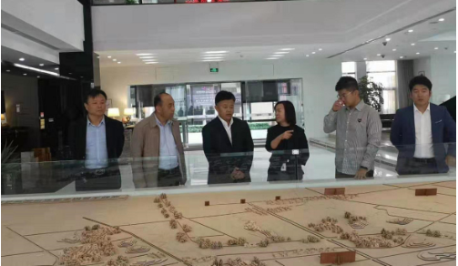 陪同政府園區(qū)赴特色田園綜合體投資選址項目方對接考察，達成繼續(xù)推進意向