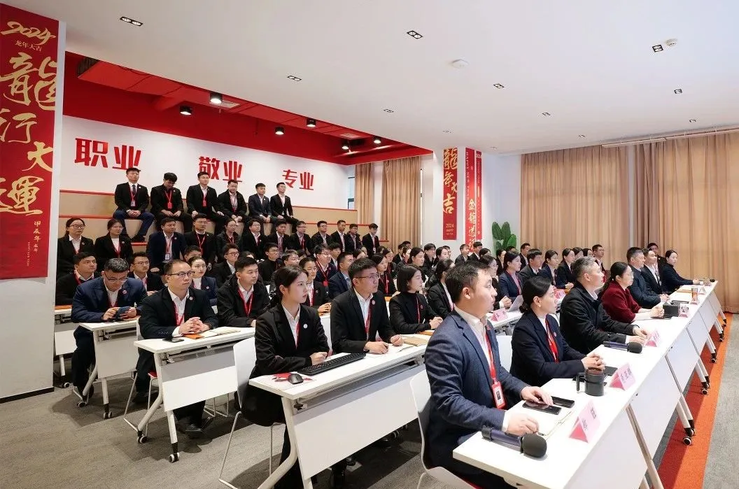 抓牢“項(xiàng)目落地”主線(xiàn)，打好全年“收官戰(zhàn)”！11月下旬，集團(tuán)共35個(gè)優(yōu)質(zhì)投資選址項(xiàng)目通過(guò)評(píng)估